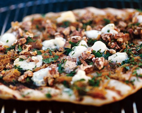 Caramelized-onion and Gorgonzola grilled pizza