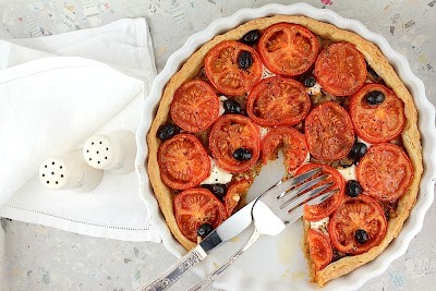 Caramelized onion and tomato tart