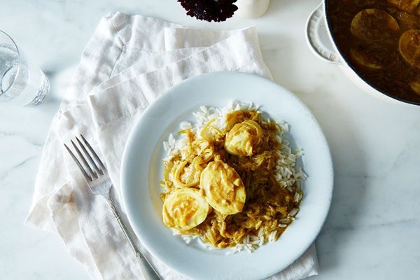 Caramelized onion, coconut and egg curry (Inda nu shaak)