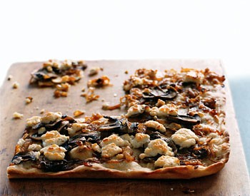 Caramelized-onion pizza with mushrooms