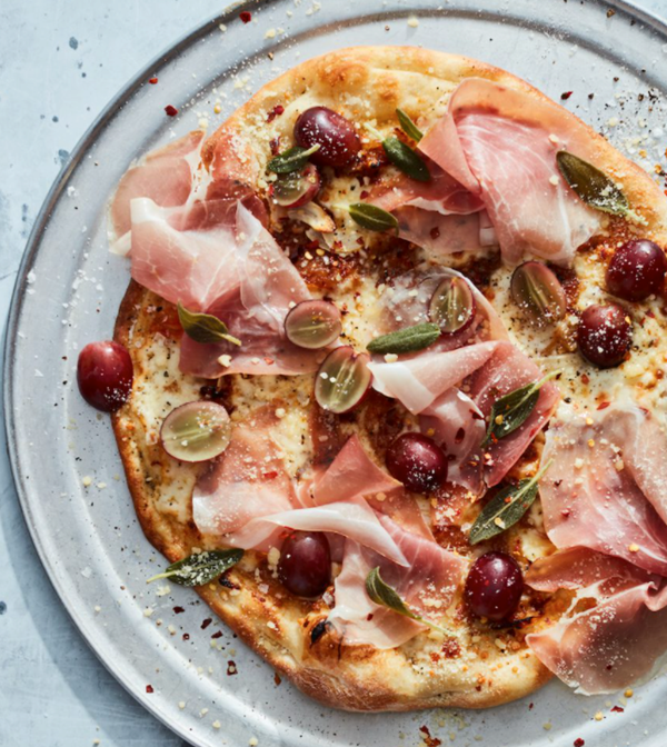 Caramelized onion pizza with prosciutto