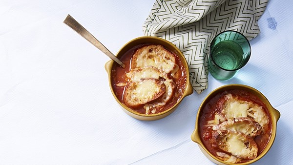 Caramelized onion-tomato soup with Jarlsberg croutons