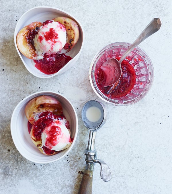 Caramelized peaches à la mode with raspberry sauce