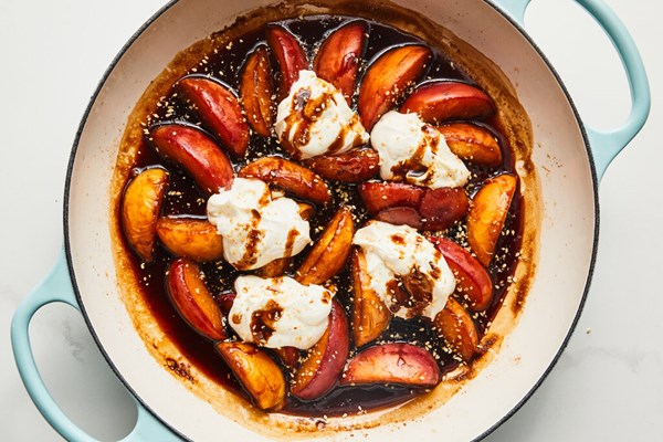 Caramelized peaches with rum and cream
