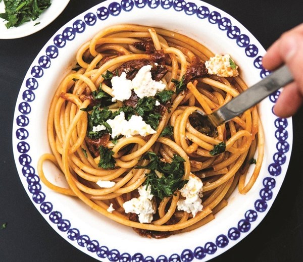 Caramelized red onion pasta with sun-dried tomatoes, smoked twaróg, and lemony parsley
