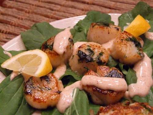 Caramelized scallops with smoked chili cream