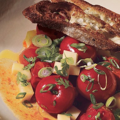 Caramelized tomato salad with San Simón cheese