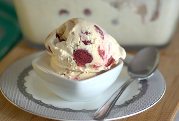 Caramelized white chocolate & cherry ice cream