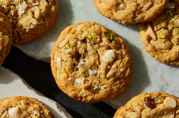 Caramelized white chocolate & toasted milk cookies 