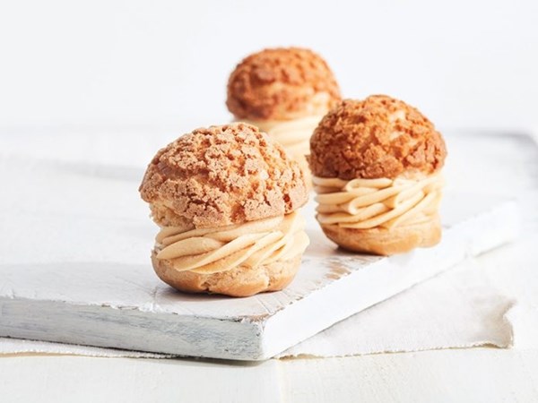 Caramelized white chocolate choux puffs
