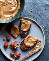 Caramelized white chocolate spread