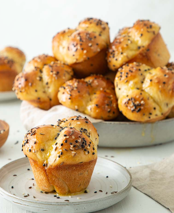 Caraway-sesame clover rolls