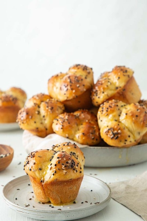 Caraway-sesame clover rolls