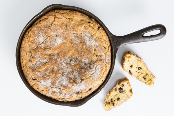 Cardamom and currant snickerdoodle skillet cookie