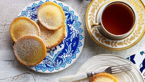 Cardamom and saffron cakes (Khanfaroush)