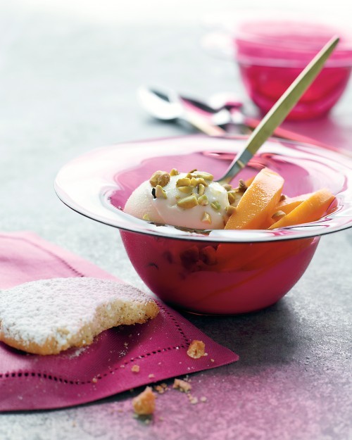 Cardamom cookies with frozen yogurt and mango