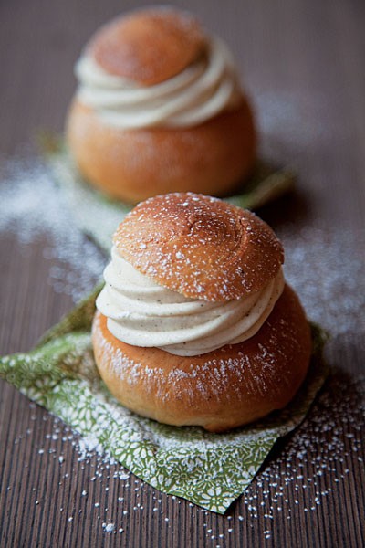 Cardamom cream puffs (Semlor) 