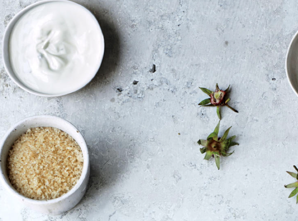 Cardamom crème fraîche & demerara dip