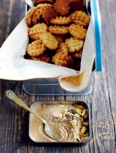 Cardamom fork cookies