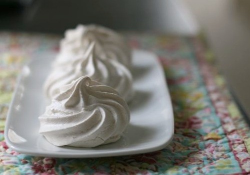 Cardamom meringues