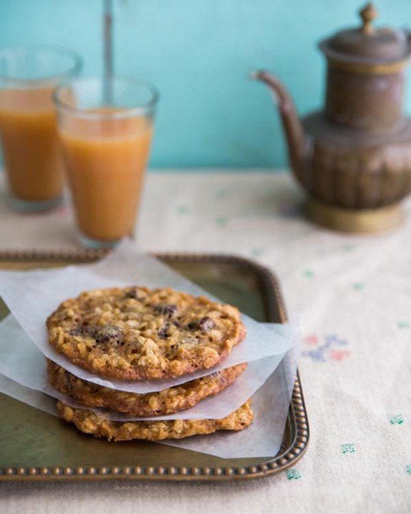 Cardamom oatmeal cookies with dark chocolate and golden raisins