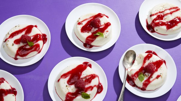 Cardamom panna cotta with raspberry sauce