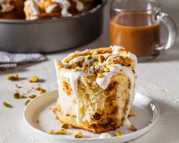 Cardamom-pistachio rolls