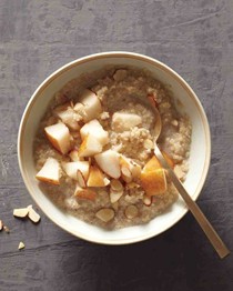 Cardamom quinoa porridge with pear