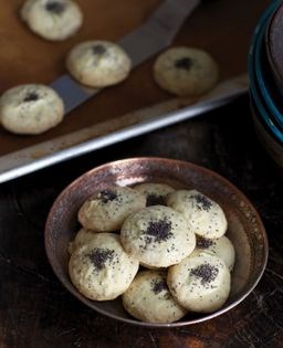 Cardamom rice cookies (Nan-e berenji)