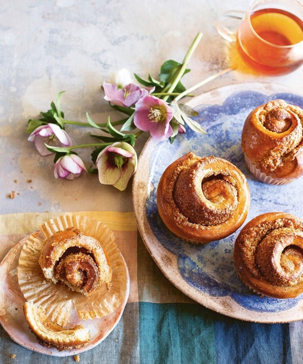 Cardamom tea buns