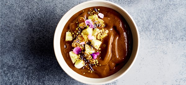 Carob & almond smoothie bowl 