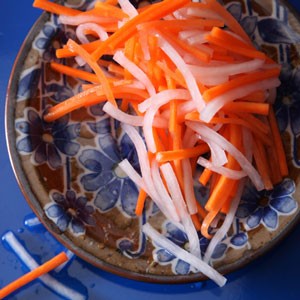 Carrot and daikon pickle (Ðò chua)