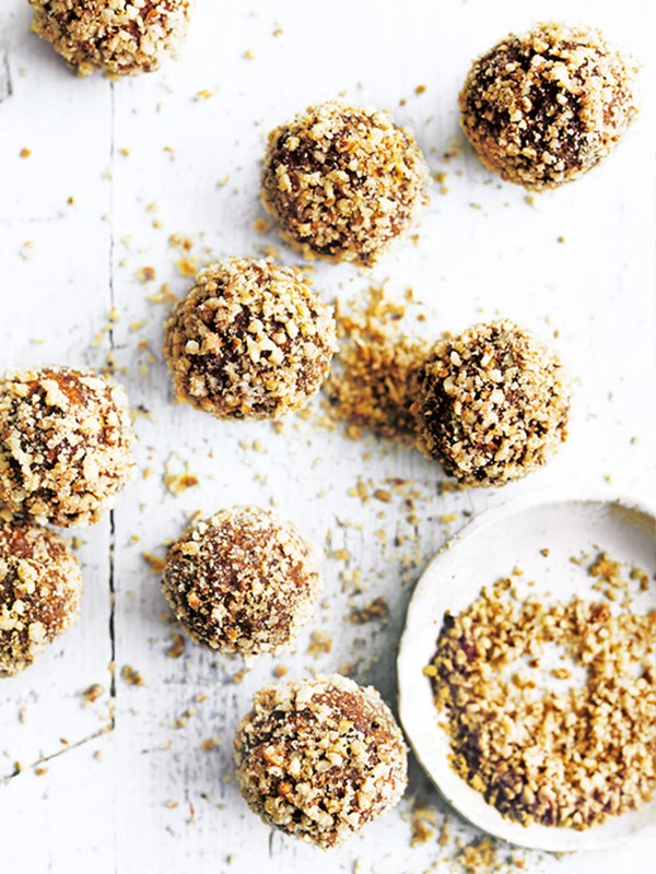Carrot cake bliss balls