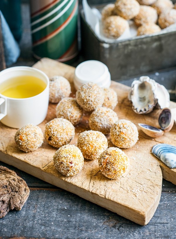 Carrot cake bliss balls