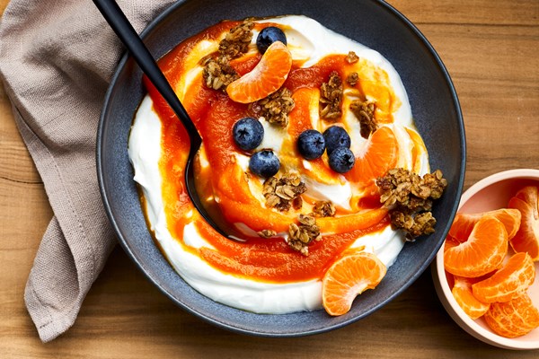 Carrot cake marmalade with yogurt and fresh fruit