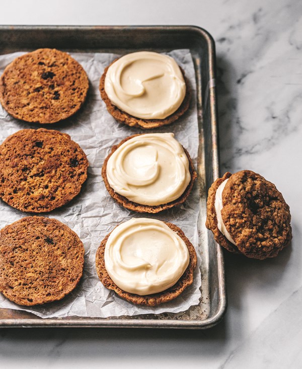 Small Batch Bakes: Baking cakes, cookies, bars and buns for one to six  people by Edd Kimber, Hardcover