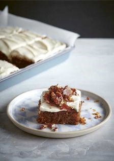 Carrot cake traybake