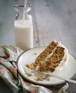 Carrot cake with cream cheese frosting (Pastel de zanahoria)
