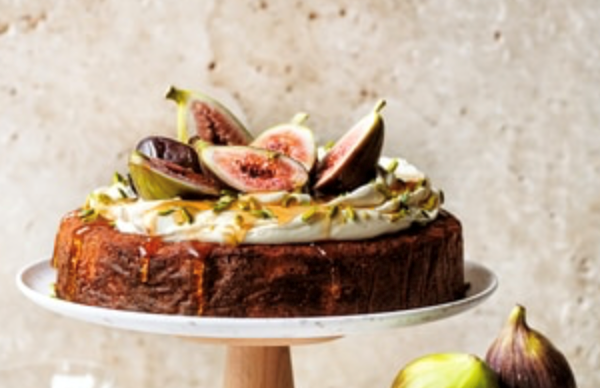 Carrot cake with yoghurt frosting