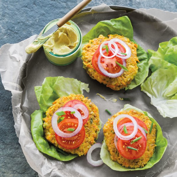 Carrot-farro burgers with curry aioli