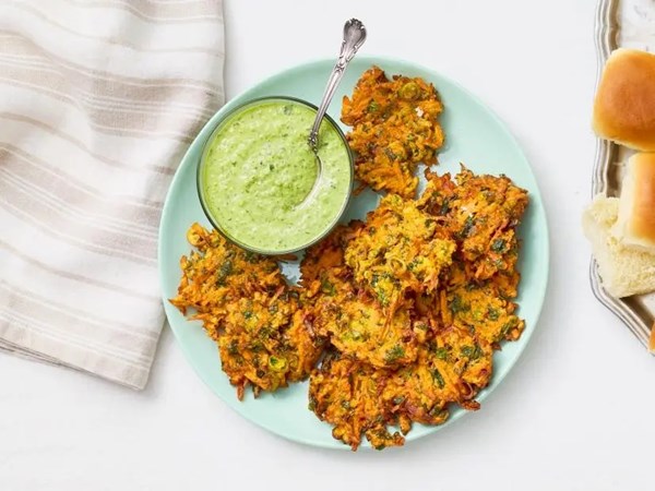 Carrot fritters with green pea dip