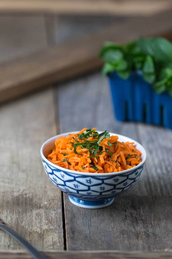 Carrot salad with mint, honey and lemon