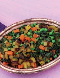 Carrots with fenugreek leaves and green peas (Gajar methi mattar)