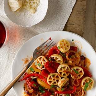 Cartwheel pasta with peppers & onions