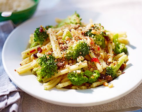Casarecce with broccoli and anchovies (Casarecce con broccoli, acciughe e pinoli)