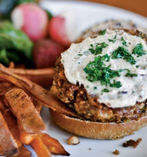 Cashew-leek burgers with bulgur and lentils