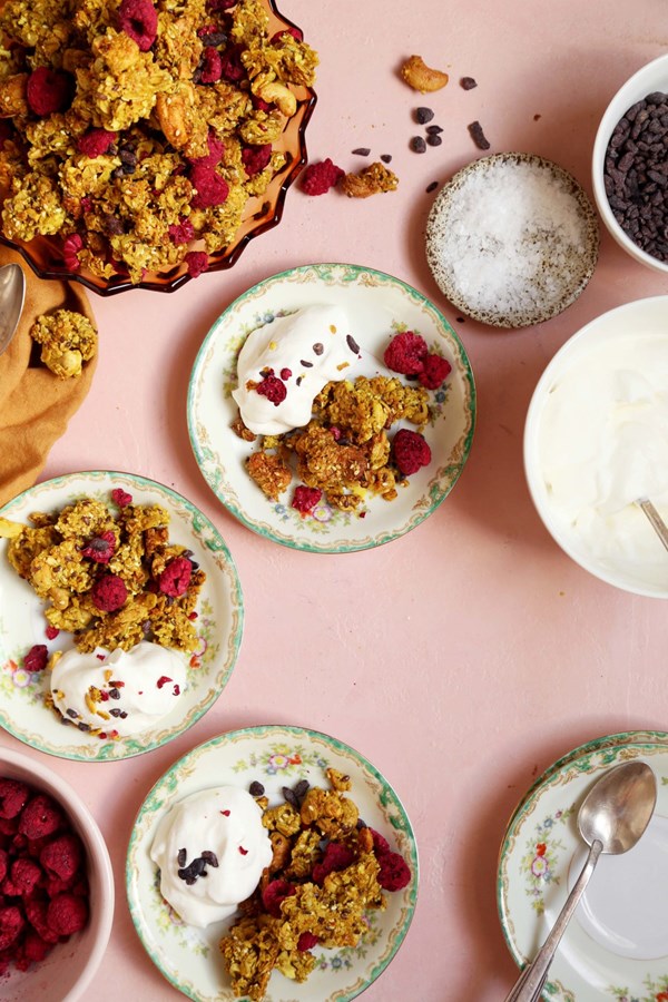 Cashew turmeric granola
