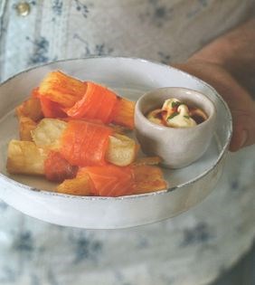 Cassava chips with smoked salmon, sweet chilli sauce and crème fraîche