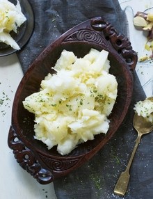 Cassava with garlic & citrus sauce (Yuca con mojo)