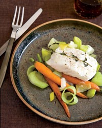Casserole-baked halibut with leeks and carrots